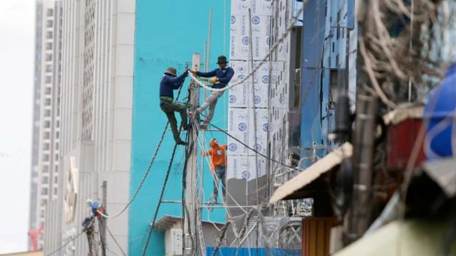 5_9_2024_electrical_workers_prepare_powerlines_on_monivong_blvd_in_the_capitals_chamkarmon_district_on_august_10_heng_chivoan.jpg