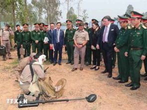 Vietnam, US beef up post-war cooperation with launching of UXO disposal training range