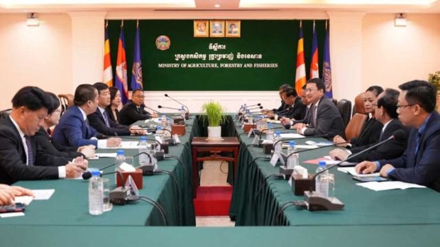 7_12_2023_Agriculture-minister-Dith-Tina-centre-right-meets-with-a-delegation-of-the-Standing-Committee-of-the-Peoples-Congress-of-Guangxi-Zhuang-Autonomous-Region-on-December-5.-MAFF.jpg