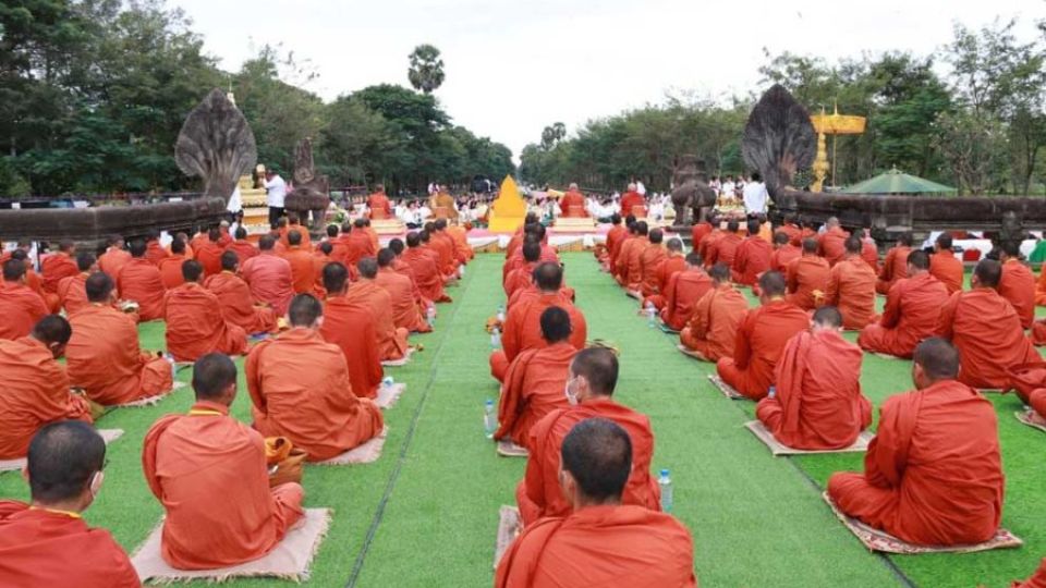 7_12_2023_Monks-offers-prayers-at-the-Angkor-Thanksgiving-festival-in-front-of-Angkor-Wat-Temple-on-December-7.-Culture-ministry.jpg