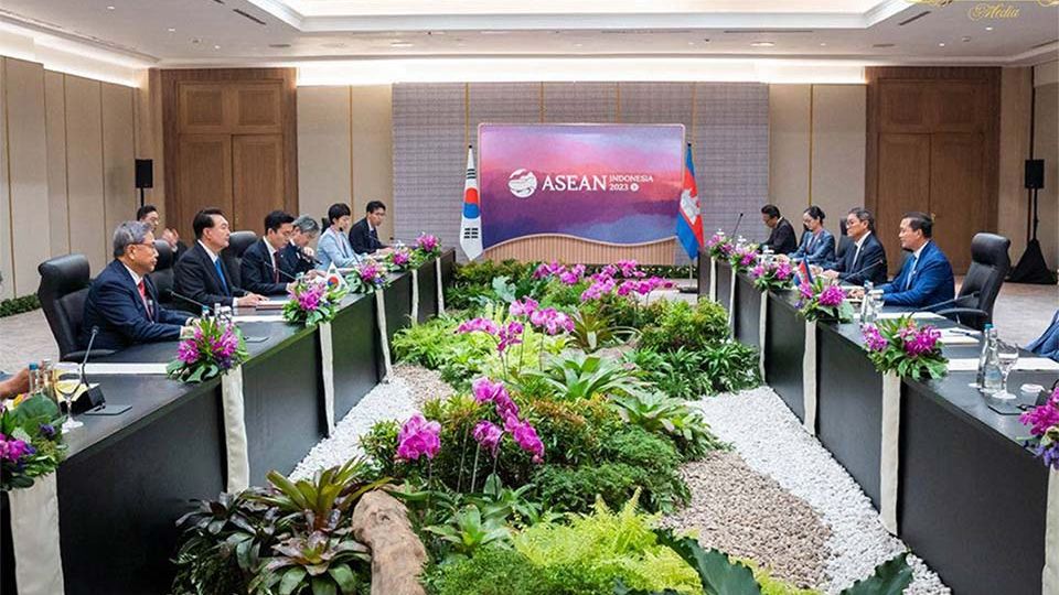 8_10_2024_prime_minister_of_cambodia_hun_manet_and_south_korean_president_yoon_suk_yeol_hold_their_first_discussion_meeting_in_indonesia_in_2023.jpg