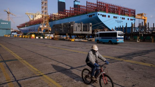 AFP__20141205__Hkg10125612__v1__MidRes__SkoreaShipbuildingMaersk.jpg