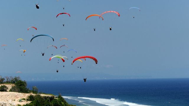 AFP__20161016__H70NW__v1__MidRes__IndonesiaInaSportParaglidingRecord.jpg