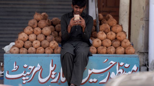 AFP__20181011__19X8P2__v1__MidRes__PakistanSmartphonesPackage.jpg