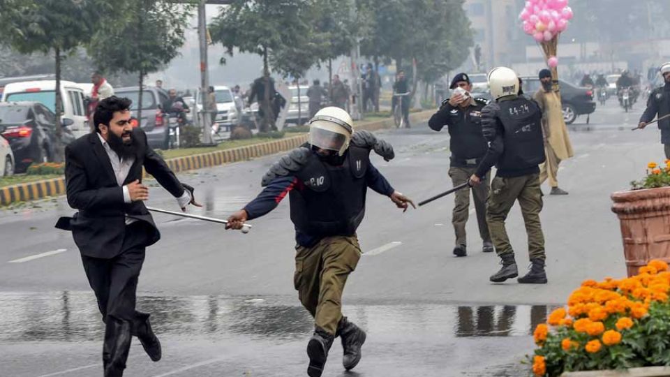 AFP__20191211__1MZ75Z__v5__MidRes__PakistanLawyersDoctorsClash.jpg