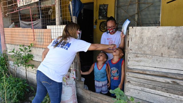 AFP__20201007__8QL6HC__v1__MidRes__PhilippinesHealthVirusMisinformationInternetVacci.jpg