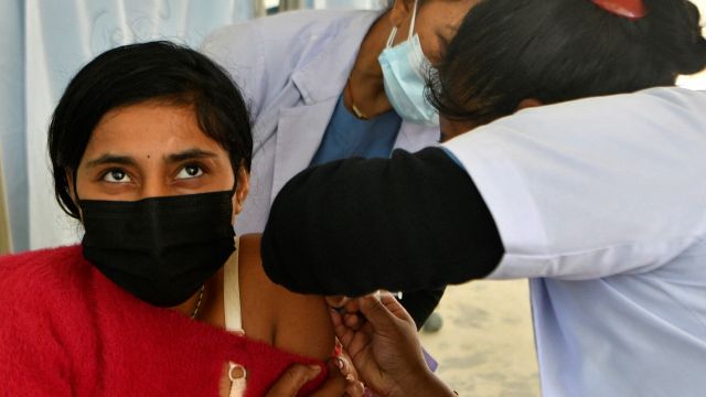 AFP__20211114__9RM2DR__v1__MidRes__NepalHealthVirusVaccine.jpg