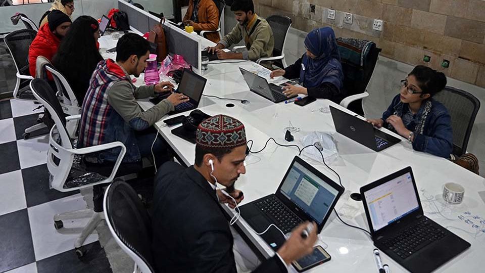 AFP__20220130__9VV9CD__v1__MidRes__PakistanEconomyAgricultureTechnology.jpg