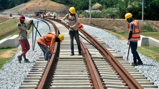 AFP__20220517__32AB3EW__v1__MidRes__BangladeshLabourTransportRailway.jpg