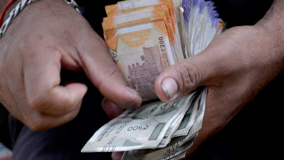 AFP__20220719__32EV8JP__v1__MidRes__IndiaEconomyCurrency.jpg