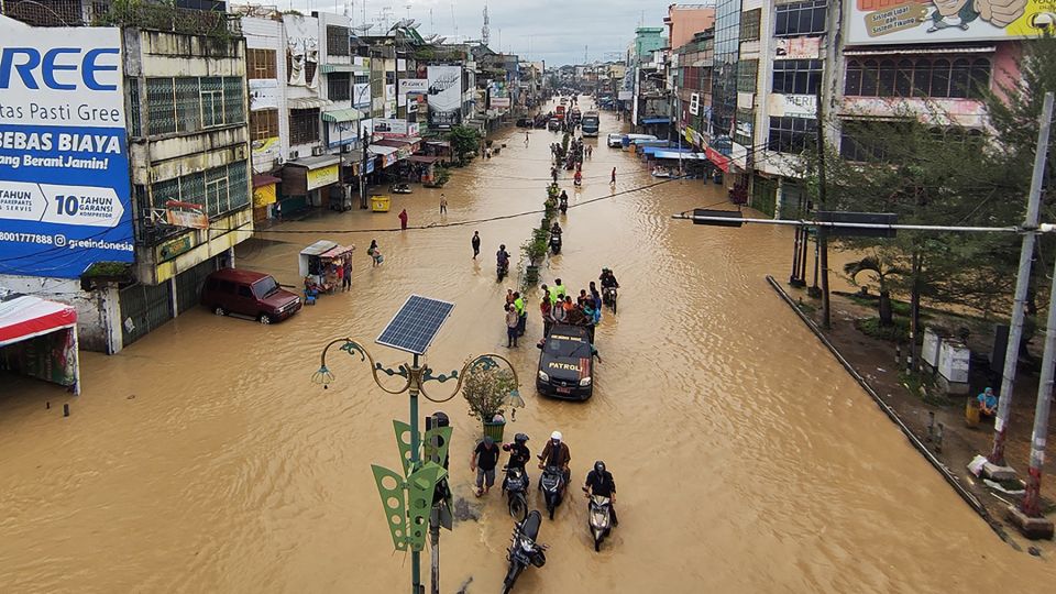 AFP__20221119__32NX2JY__v1__MidRes__IndonesiaWeatherFlood.jpg