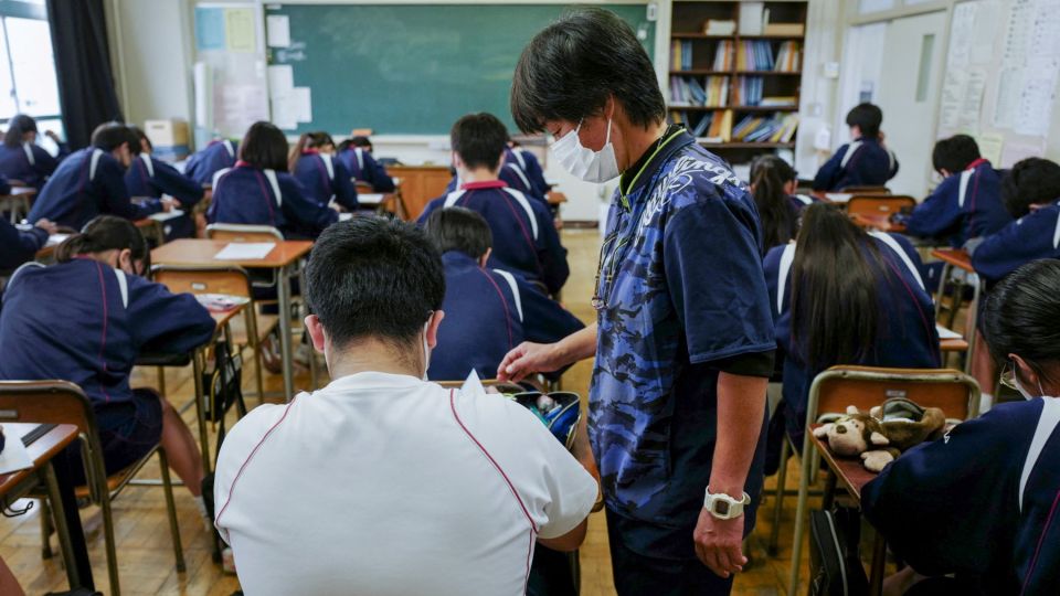 AFP__20221216__32YW4VM__v1__MidRes__JapanSocietyEducationLabourTeachersKaroshi.jpg