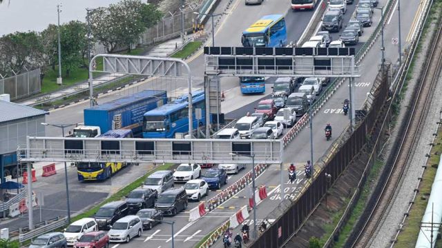 AFP__20230331__33CD8FE__v1__MidRes__SingaporeMalaysiaTravelImmigrationTransport.jpg