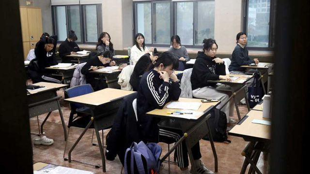 AFP__20231116__343U8ZB__v1__MidRes__SkoreaEducationCollegeTest.jpg