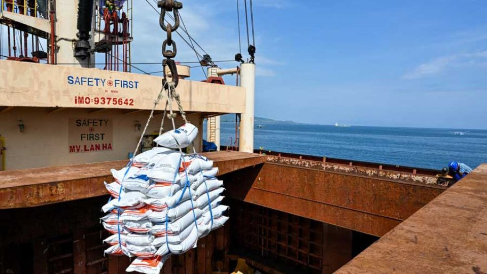 AFP__20240301__34KK3H6__v1__MidRes__IndonesiaEconomy.jpg