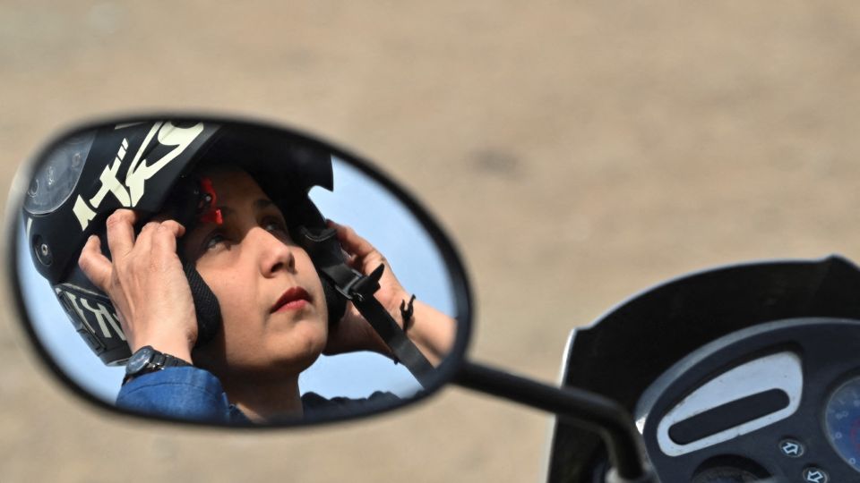AFP__20240308__34KT3M2__v1__MidRes__Pakistan8marchWomenTransportMotorbike.jpg