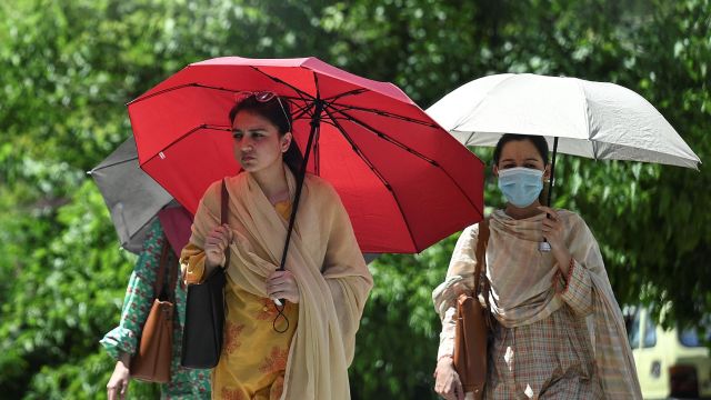 AFP__20240508__34R77DD__v1__MidRes__PakistanWeatherHeat.jpg