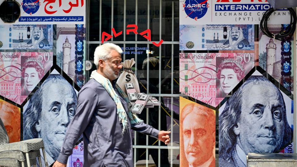 AFP__20240612__34WF3JF__v1__MidRes__PakistanEconomy.jpg