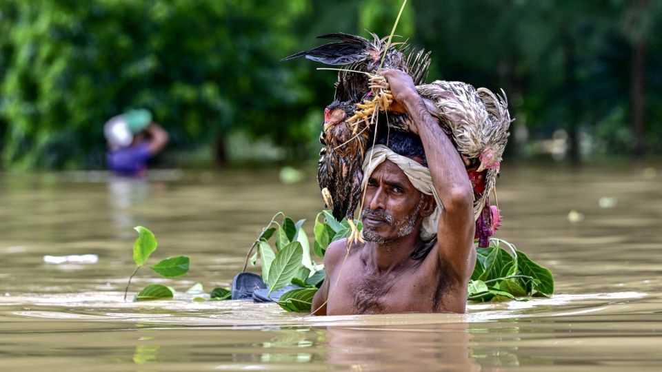 AFP__20240824__36EQ93Y__v2__MidRes__TopshotBangladeshWeatherClimateFlood.jpg