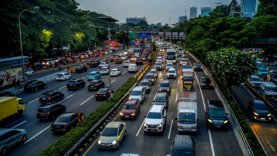 AFP__20241113__36M779V__v1__MidRes__IndonesiaEconomyTraffic.jpg