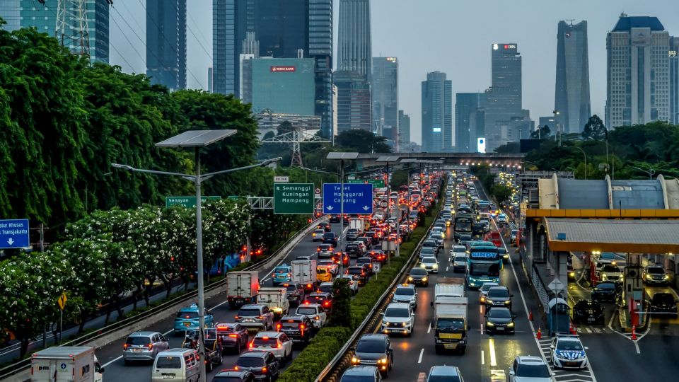 AFP__20241113__36ME86Y__v1__MidRes__IndonesiaEconomyTraffic.jpg