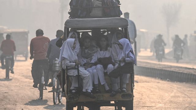 AFP__20241121__36MY9ZR__v2__MidRes__PakistanEnvironmentHealthPollution.jpg