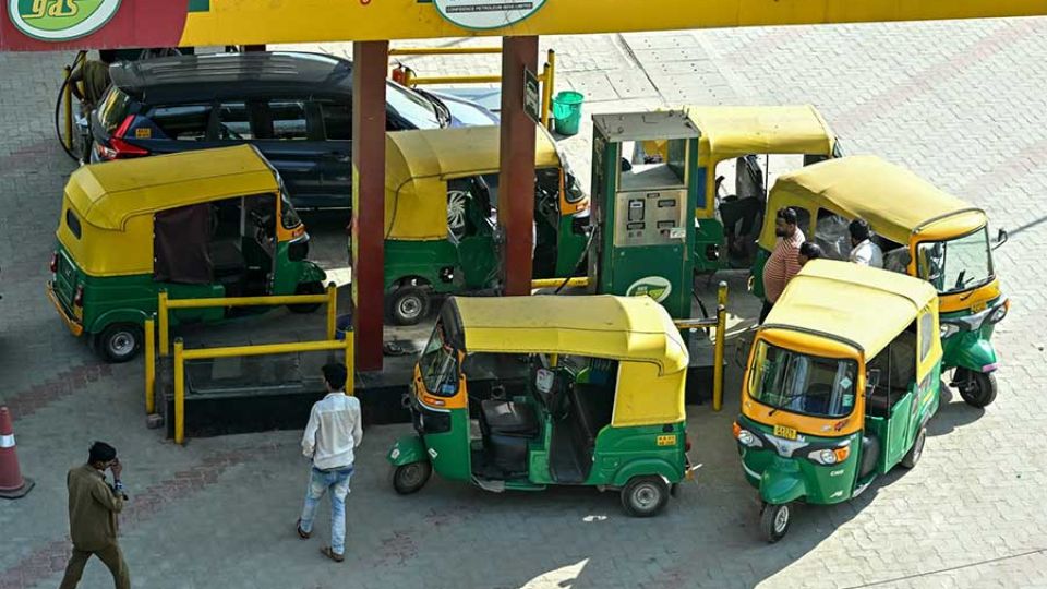 AFP__20250227__36YT8CU__v1__MidRes__IndiaEconomyTransport.jpg
