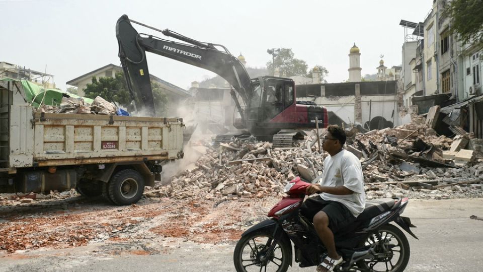 AFP__20250404__393Q92P__v1__HighRes__MyanmarThailandQuake1.jpg