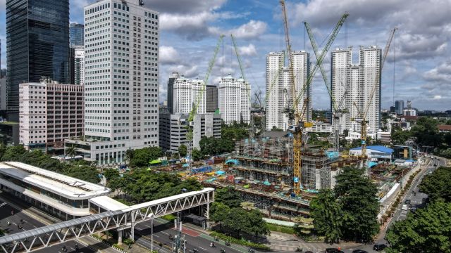 AFP__20250414__429A7WN__v1__MidRes__IndonesiaEconomy.jpg