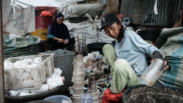AFP__20250504__44F76NV__v1__MidRes__IndonesiaEnvironmentRecycle.jpg