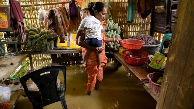 AFP__20250602__48WG2QP__v2__Preview__TopshotIndiaWeatherFloods.jpg