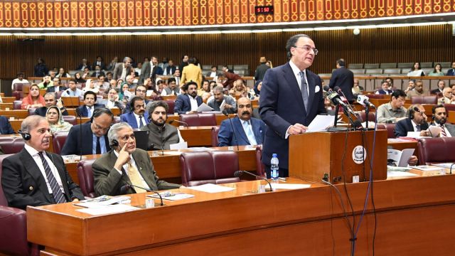 AFP__20250610__49TP4ZP__v1__Preview__PakistanEconomyBudget.jpg