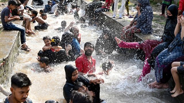 AFP__20250611__49XD8NP__v1__Preview__PakistanWeatherHeat.jpg