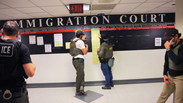 AFP__20250614__62C42ZU__v1__MidRes__IceDetainsImmigrantsInsideNewYorkCityCourthouses.jpg