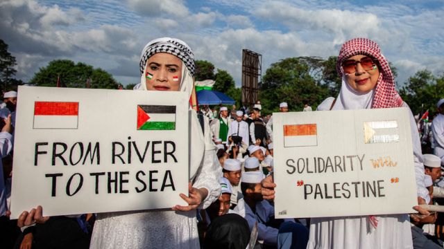 AFP__20250615__62EW3JH__v1__MidRes__IndonesiaPalestineConflictProtest.jpg