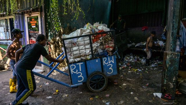 AFP__20250617__62MM8X4__v1__MidRes__IndonesiaEnvironmentRecycling.jpg