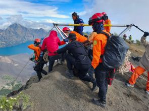 Indonesian rescuers recover body of Brazilian tourist who fell off volcano cliff