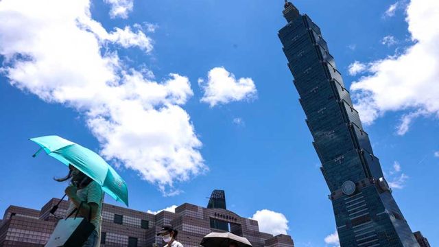AFP__20250702__64GX6V6__v1__MidRes__TaiwanWeatherHeat.jpg