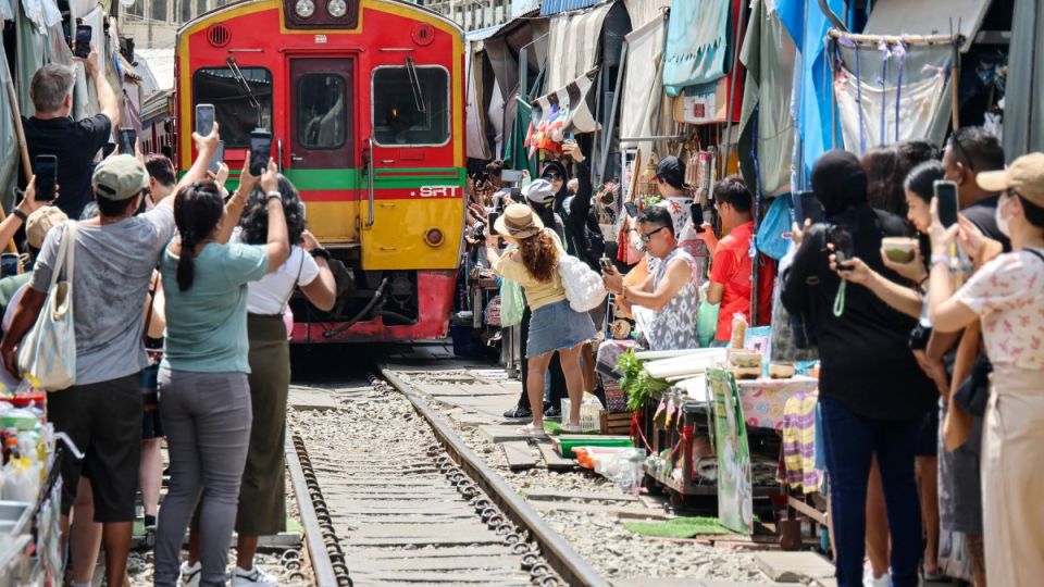 AFP__20250714__66NU9CQ__v1__MidRes__ThailandTourismRailwayMarket.jpg