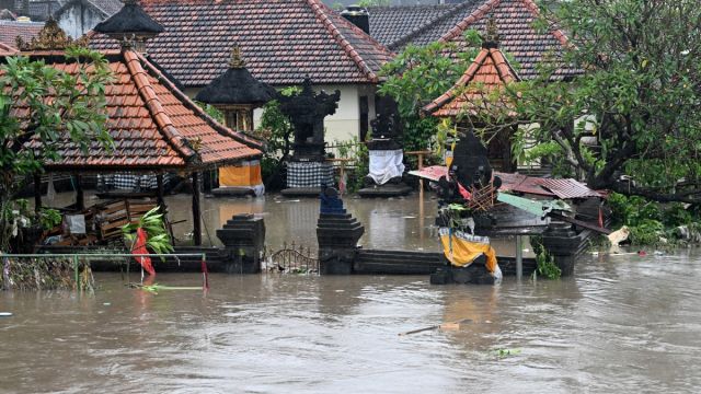 AFP__20250910__73YC7BW__v1__MidRes__IndonesiaFlood.jpg