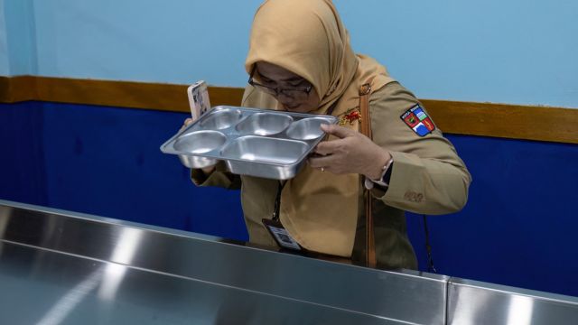 AFP__20251003__774A2X9__v1__MidRes__IndonesiaMealsEducationPolitics.jpg