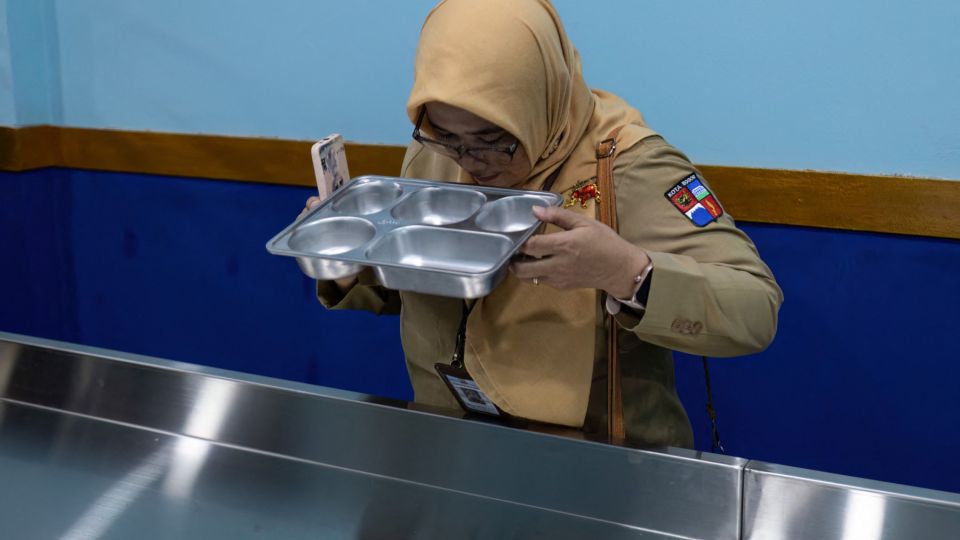 AFP__20251003__774A2X9__v1__MidRes__IndonesiaMealsEducationPolitics.jpg
