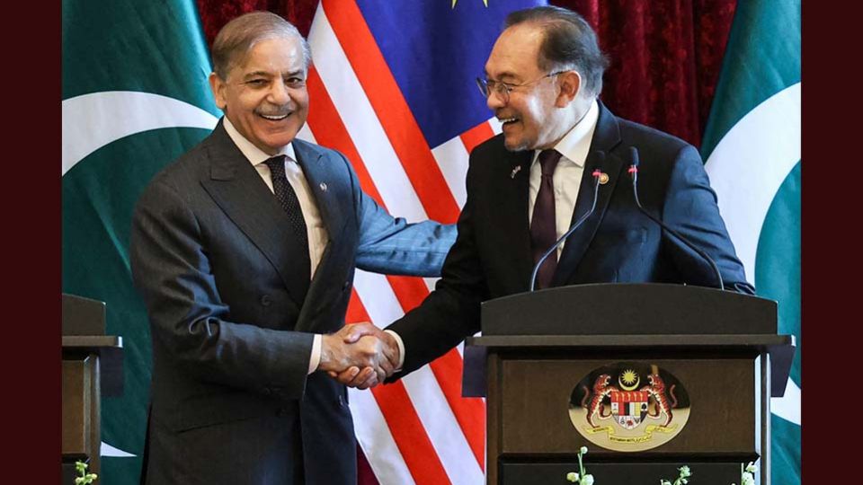 AFP__20251006__77TJ4HK__v1__MidRes__MalaysiaPakistanDipomacy-1.jpg