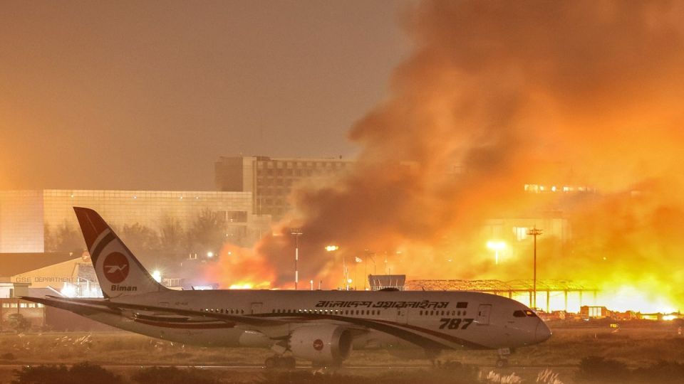 AFP__20251018__79967QX__v5__MidRes__BangladeshFireAirport.jpg