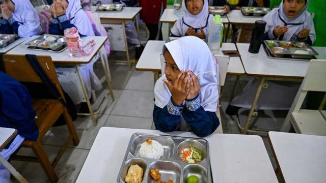 AFP__20251030__82GG4RE__v1__MidRes__IndonesiaMealsEducationPolitics.jpg