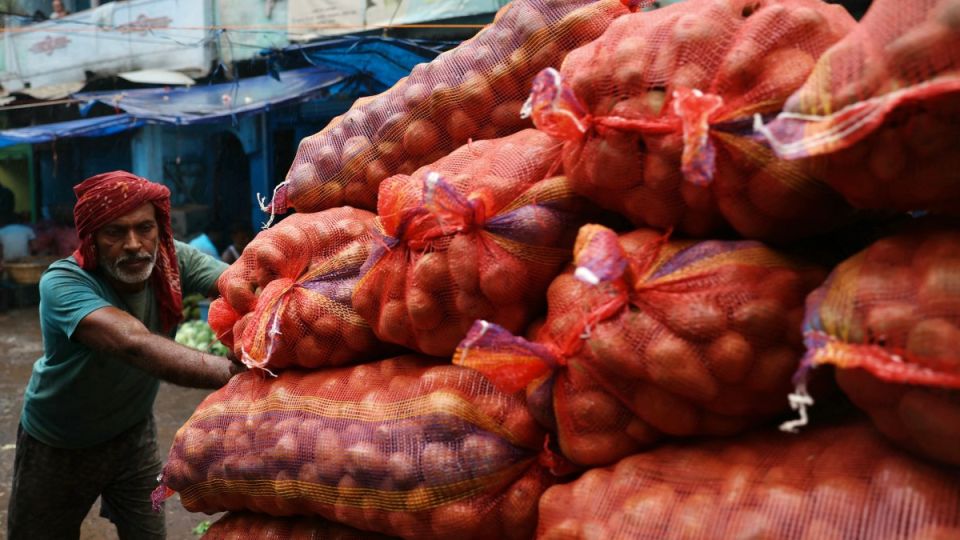 AFP__20251101__82P839E__v1__MidRes__IndiaEconomyPotato.jpg