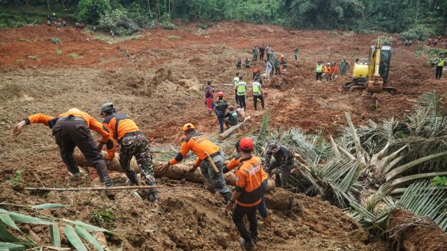 AFP__20251114__83Z47CR__v1__MidRes__IndonesiaWeatherLandslide.jpg