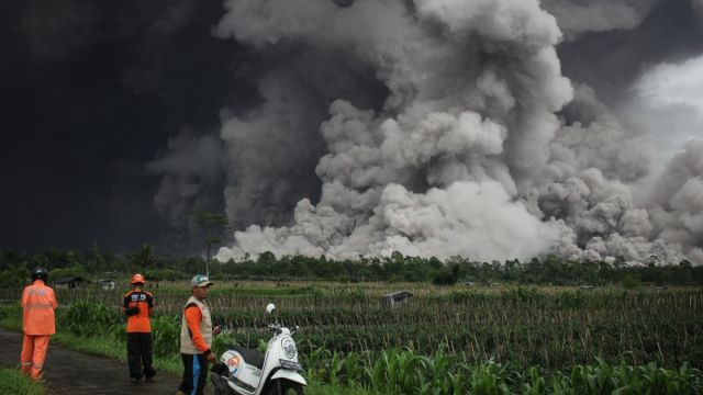 AFP__20251119__84HM7M6__v1__MidRes__IndonesiaVolcano1.jpg