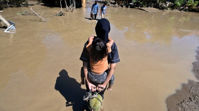 AFP__20251130__86LF2NN__v1__MidRes__IndonesiaFlood.jpg