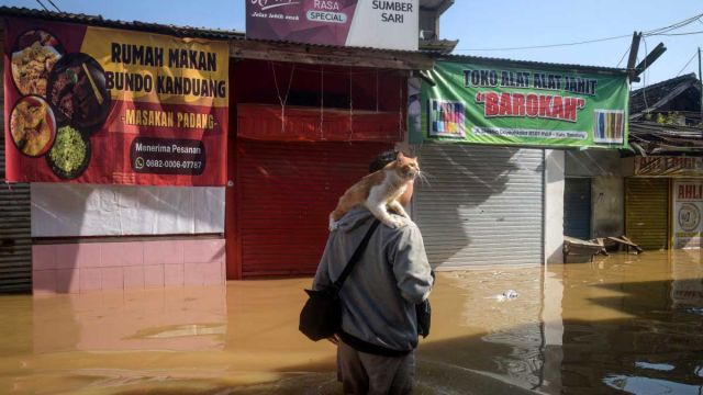 AFP__20251205__877G4CA__v1__MidRes__IndonesiaWeatherClimateFlood.jpg